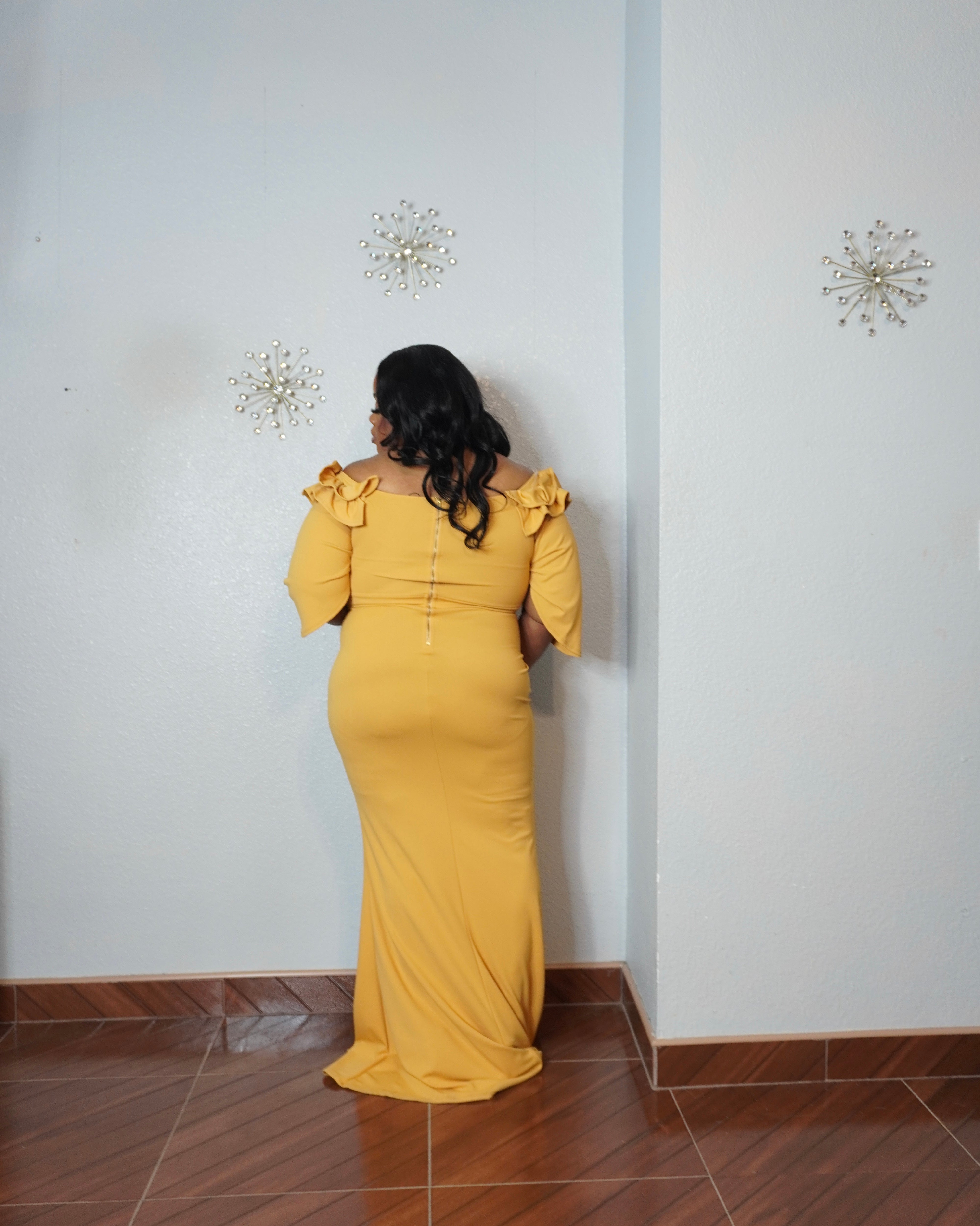 Glamorous plus size gown styled with gold heels and metallic clutch